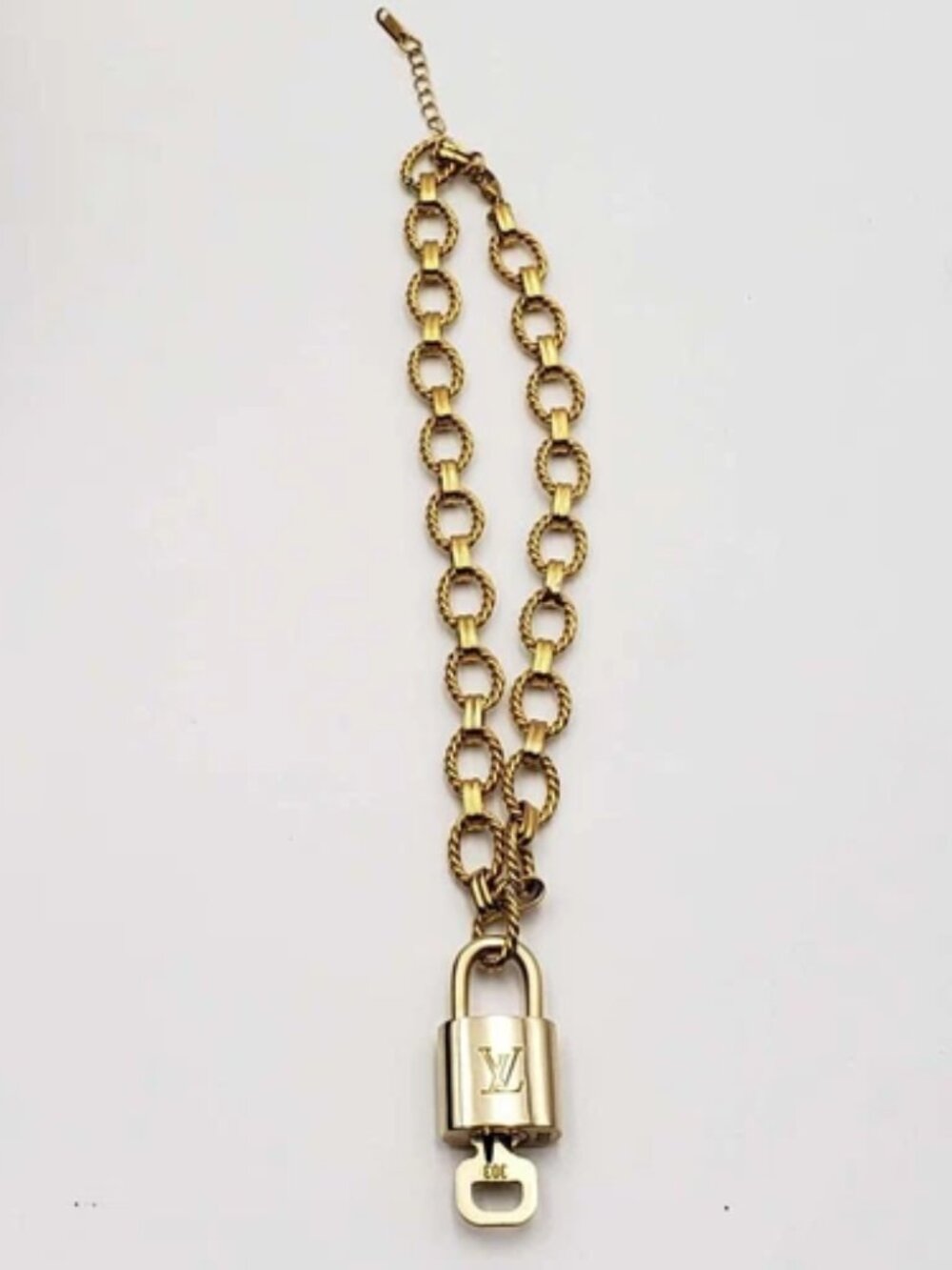 Gold-Plated Necklace with Authentic Louis Vuitton Padlock - Picture 4 of 7